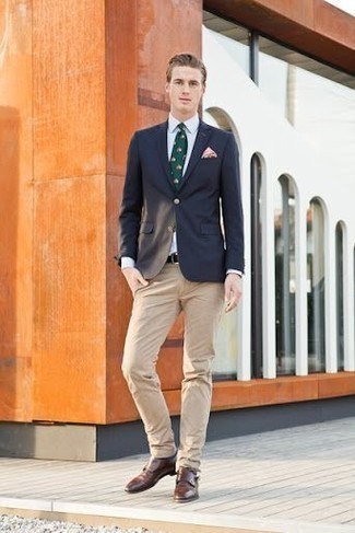 30 Jährige: Dunkelgrüne bedruckte Krawatte kombinieren – 26 Smart-Casual Herren Outfits warm Wetter: Entscheiden Sie sich für ein dunkelblaues Sakko und eine dunkelgrüne bedruckte Krawatte für einen stilvollen, eleganten Look. Vervollständigen Sie Ihr Look mit braunen Doppelmonks aus Leder.
