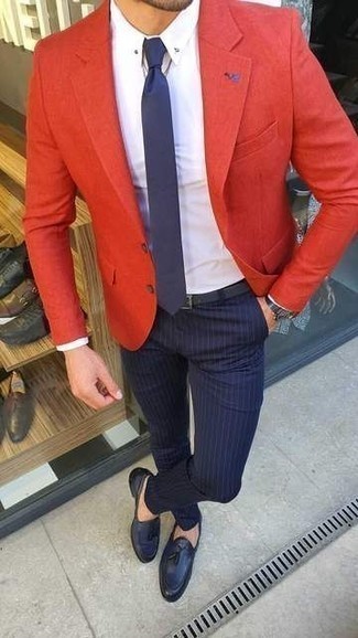 Rotes Sakko kombinieren – 345 Herren Outfits: Erwägen Sie das Tragen von einem roten Sakko und einer dunkelblauen vertikal gestreiften Chinohose für Ihren Bürojob. Fühlen Sie sich ideenreich? Entscheiden Sie sich für dunkelblauen Leder Slipper mit Quasten.