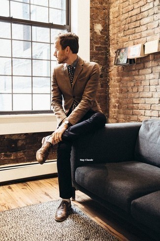 Wie schwarze Hose mit brauner Schuhe zu kombinieren – 1200+ Herren Outfits: Kombinieren Sie ein braunes Sakko mit einer schwarzen Hose, um einen eleganten, aber nicht zu festlichen Look zu kreieren. Fügen Sie braunen Leder Brogues für ein unmittelbares Style-Upgrade zu Ihrem Look hinzu.
