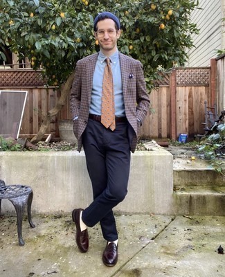 Beige bedruckte Krawatte kombinieren – 74 Herren Outfits: Kombinieren Sie ein braunes Sakko mit Vichy-Muster mit einer beige bedruckten Krawatte für eine klassischen und verfeinerte Silhouette. Ergänzen Sie Ihr Look mit dunkelroten Leder Slippern.