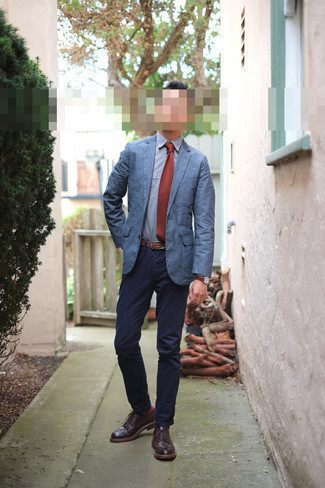 30 Jährige: Braune Krawatte kombinieren – 85 Smart-Casual Sommer Herren Outfits: Machen Sie sich mit einem hellblauen Sakko und einer braunen Krawatte einen verfeinerten, eleganten Stil zu Nutze. Dunkelbraune Leder Brogues liefern einen wunderschönen Kontrast zu dem Rest des Looks. So einfach kann ein tolles Sommer-Outfit sein.