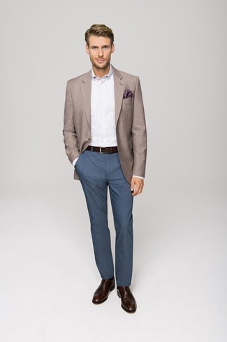 30 Jährige: Blaue Hose kombinieren – 500+ Smart-Casual Herren Outfits: Paaren Sie ein beige Sakko mit einer blauen Hose für einen für die Arbeit geeigneten Look. Fühlen Sie sich ideenreich? Entscheiden Sie sich für dunkelbraunen Leder Oxford Schuhe.