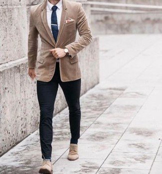 30 Jährige: Mehrfarbiges Einstecktuch kombinieren – 90 Smart-Casual Herren Outfits: Ein beige Cordsakko und ein mehrfarbiges Einstecktuch sind eine ideale Outfit-Formel für Ihre Sammlung. Putzen Sie Ihr Outfit mit hellbeige Wildleder Derby Schuhen.