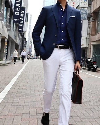 Weißes Einstecktuch kombinieren – 500+ Smart-Casual Herren Outfits: Kombinieren Sie ein dunkelblaues Sakko mit einem weißen Einstecktuch für einen entspannten Wochenend-Look. Fühlen Sie sich mutig? Wählen Sie schwarzen Monks aus Wildleder.