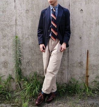 Dunkelblaue und weiße horizontal gestreifte Krawatte kombinieren – 500+ Herren Outfits: Tragen Sie ein dunkelblaues Sakko und eine dunkelblaue und weiße horizontal gestreifte Krawatte für einen stilvollen, eleganten Look. Wenn Sie nicht durch und durch formal auftreten möchten, komplettieren Sie Ihr Outfit mit dunkelroten Leder Bootsschuhen.