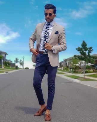 Dunkelblaue Krawatte mit Blumenmuster kombinieren – 88 Herren Outfits: Entscheiden Sie sich für ein hellbeige Sakko und eine dunkelblaue Krawatte mit Blumenmuster für einen stilvollen, eleganten Look. Ergänzen Sie Ihr Look mit braunen Leder Slippern mit Quasten.