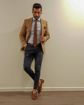 30 Jährige: Braune Krawatte kombinieren – 85 Smart-Casual Sommer Herren Outfits: Vereinigen Sie ein beige Sakko mit einer braunen Krawatte für einen stilvollen, eleganten Look. Komplettieren Sie Ihr Outfit mit braunen Leder Slippern mit Quasten. Ein cooles Sommer-Outfit.