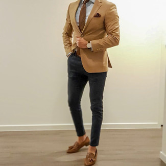 Dunkelgraue Chinohose kombinieren – 500+ Smart-Casual Herren Outfits: Vereinigen Sie ein beige Sakko mit einer dunkelgrauen Chinohose für Ihren Bürojob. Vervollständigen Sie Ihr Outfit mit braunen Leder Slippern mit Quasten, um Ihr Modebewusstsein zu zeigen.