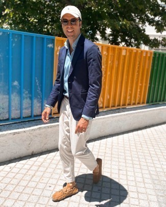 Mokassins kombinieren – 146 Smart-Casual Herren Outfits: Paaren Sie ein dunkelblaues Sakko mit einer weißen Chinohose für einen für die Arbeit geeigneten Look. Fühlen Sie sich ideenreich? Komplettieren Sie Ihr Outfit mit Mokassins.