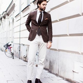 Wie weiße Chinohose mit dunkelroter Leder Oxford Schuhe zu kombinieren – 2 Herren Outfits: Vereinigen Sie ein braunes Sakko mit einer weißen Chinohose, wenn Sie einen gepflegten und stylischen Look wollen. Fühlen Sie sich ideenreich? Entscheiden Sie sich für dunkelroten Leder Oxford Schuhe.