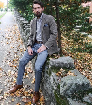 30 Jährige: Welche Sakkos mit hellblauer Chinohose zu tragen – 32 Herren Outfits warm Wetter: Kombinieren Sie ein Sakko mit einer hellblauen Chinohose, wenn Sie einen gepflegten und stylischen Look wollen. Eine braune Lederfreizeitstiefel sind eine kluge Wahl, um dieses Outfit zu vervollständigen.