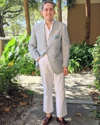 30 Jährige: Welche Businesshemden mit grauen Sakkos zu tragen – 500+ Herren Outfits: Kombinieren Sie ein graues Sakko mit einem Businesshemd für einen stilvollen, eleganten Look. Fügen Sie dunkelroten Leder Slipper mit Quasten für ein unmittelbares Style-Upgrade zu Ihrem Look hinzu.