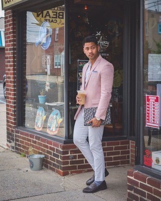 Graue Segeltuch Clutch Handtasche kombinieren – 22 Herren Outfits: Paaren Sie ein rosa Sakko mit einer grauen Segeltuch Clutch Handtasche für einen entspannten Wochenend-Look. Schalten Sie Ihren Kleidungsbestienmodus an und machen dunkelbraunen Leder Slipper zu Ihrer Schuhwerkwahl.