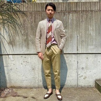 Mehrfarbige Krawatte kombinieren – 237 Herren Outfits: Entscheiden Sie sich für ein hellbeige Sakko und eine mehrfarbige Krawatte für einen stilvollen, eleganten Look. Fühlen Sie sich mutig? Komplettieren Sie Ihr Outfit mit braunen Leder Slippern.