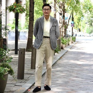 Welche Chukka-Stiefel mit grauen Sakkos zu tragen – 72 Herren Outfits warm Wetter: Paaren Sie ein graues Sakko mit einer hellbeige Chinohose für einen für die Arbeit geeigneten Look. Chukka-Stiefel sind eine gute Wahl, um dieses Outfit zu vervollständigen.