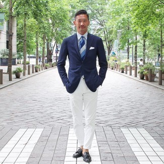 Blaue horizontal gestreifte Krawatte kombinieren – 500+ Herren Outfits: Erwägen Sie das Tragen von einem dunkelblauen Sakko und einer blauen horizontal gestreiften Krawatte für einen stilvollen, eleganten Look. Schwarze Leder Slipper mit Quasten sind eine kluge Wahl, um dieses Outfit zu vervollständigen.