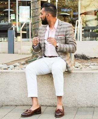 Weißes und rotes Einstecktuch kombinieren – 500+ Herren Outfits: Kombinieren Sie ein beige Sakko mit Schottenmuster mit einem weißen und roten Einstecktuch für einen entspannten Wochenend-Look. Fühlen Sie sich ideenreich? Ergänzen Sie Ihr Outfit mit braunen Leder Slippern mit Quasten.