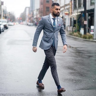 Welche Slipper mit Quasten mit grauer Chinohose zu tragen – 213 Smart-Casual Herren Outfits: Kombinieren Sie ein hellblaues Sakko mit einer grauen Chinohose für Ihren Bürojob. Fühlen Sie sich ideenreich? Ergänzen Sie Ihr Outfit mit Slippern mit Quasten.