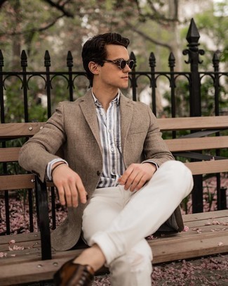 Wie beige Sakko mit weißen Businesshemdes zu kombinieren – 500+ Herren Outfits: Entscheiden Sie sich für ein beige Sakko und ein weißes Businesshemd, um einen eleganten, aber nicht zu festlichen Look zu kreieren. Komplettieren Sie Ihr Outfit mit braunen Leder Oxford Schuhen, um Ihr Modebewusstsein zu zeigen.