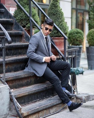 Blaue Socken kombinieren – 500+ Herren Outfits: Ein graues Sakko mit Karomuster und blaue Socken sind eine großartige Outfit-Formel für Ihre Sammlung. Fügen Sie schwarzen Doppelmonks aus Leder für ein unmittelbares Style-Upgrade zu Ihrem Look hinzu.