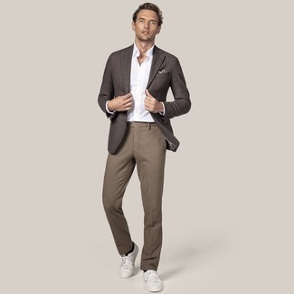 Dunkelbraune Jacke kombinieren – 500+ Smart-Casual Herren Outfits: Entscheiden Sie sich für eine dunkelbraune Jacke und eine braune Chinohose für Ihren Bürojob. Fühlen Sie sich ideenreich? Komplettieren Sie Ihr Outfit mit weißen Segeltuch niedrigen Sneakers.