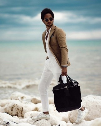 Dunkelgraues Einstecktuch kombinieren – 167 Smart-Casual Herren Outfits: Halten Sie Ihr Outfit locker mit einem beige Sakko und einem dunkelgrauen Einstecktuch. Wählen Sie weißen Leder niedrige Sneakers, um Ihr Modebewusstsein zu zeigen.