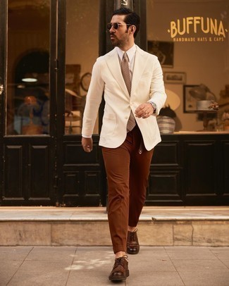 Beige Lederuhr kombinieren – 69 Smart-Casual Sommer Herren Outfits: Kombinieren Sie ein hellbeige Sakko mit einer beige Lederuhr für einen entspannten Wochenend-Look. Fühlen Sie sich ideenreich? Entscheiden Sie sich für braunen Leder Derby Schuhe. So ist das Outfit komplett sommertauglich.