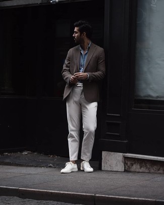 30 Jährige: Wie Businesshemd mit Sakkos zu kombinieren – 500+ Smart-Casual Herren Outfits warm Wetter: Vereinigen Sie ein Sakko mit einem Businesshemd für einen stilvollen, eleganten Look. Suchen Sie nach leichtem Schuhwerk? Komplettieren Sie Ihr Outfit mit weißen Segeltuch niedrigen Sneakers für den Tag.