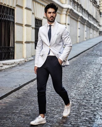 Dunkelblaue und weiße bedruckte Krawatte kombinieren – 482 Herren Outfits: Kombinieren Sie ein graues Sakko mit einer dunkelblauen und weißen bedruckten Krawatte für einen stilvollen, eleganten Look. Fühlen Sie sich ideenreich? Wählen Sie weißen Leder niedrige Sneakers.