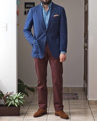 Rotbraune Chukka-Stiefel aus Wildleder kombinieren – 500+ Herren Outfits: Kombinieren Sie ein dunkelblaues Sakko mit einer braunen Chinohose, wenn Sie einen gepflegten und stylischen Look wollen. Rotbraune Chukka-Stiefel aus Wildleder sind eine perfekte Wahl, um dieses Outfit zu vervollständigen.