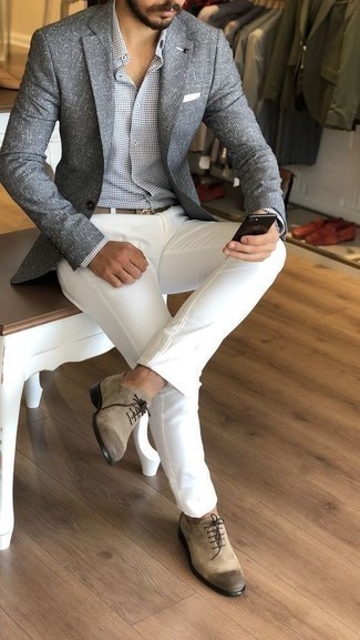 Graues Sakko kombinieren – 500+ Sommer Herren Outfits: Kombinieren Sie ein graues Sakko mit einer weißen Chinohose, wenn Sie einen gepflegten und stylischen Look wollen. Beige Wildleder Oxford Schuhe sind eine einfache Möglichkeit, Ihren Look aufzuwerten. So einfach kann ein stylisches Sommer-Outfit sein.