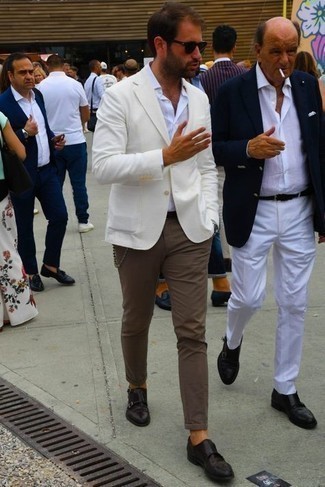 Wie weißes Businesshemd mit weißen Sakkos zu kombinieren – 116 Herren Outfits: Kombinieren Sie ein weißes Sakko mit einem weißen Businesshemd für eine klassischen und verfeinerte Silhouette. Dunkelbraune Doppelmonks aus Leder sind eine kluge Wahl, um dieses Outfit zu vervollständigen.