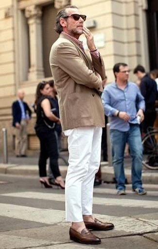 50 Jährige: Braune Slipper kombinieren – 99 Smart-Casual Sommer Herren Outfits: Vereinigen Sie ein beige Sakko mit einer weißen Chinohose, wenn Sie einen gepflegten und stylischen Look wollen. Braune Slipper bringen Eleganz zu einem ansonsten schlichten Look. Damit ist ein Outfit entstanden, das sommertauglich ist.