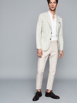 Graues Sakko kombinieren – 500+ Sommer Herren Outfits: Kombinieren Sie ein graues Sakko mit einer hellbeige Chinohose, wenn Sie einen gepflegten und stylischen Look wollen. Fühlen Sie sich ideenreich? Ergänzen Sie Ihr Outfit mit dunkelbraunen Leder Derby Schuhen. Der Look ist mega für den Sommer.