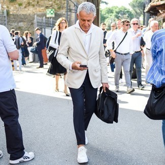 50 Jährige: Welche Sakkos mit weißen Businesshemdes zu tragen – 273 Herren Outfits warm Wetter: Kombinieren Sie ein Sakko mit einem weißen Businesshemd für einen stilvollen, eleganten Look. Suchen Sie nach leichtem Schuhwerk? Komplettieren Sie Ihr Outfit mit weißen Segeltuch niedrigen Sneakers für den Tag.