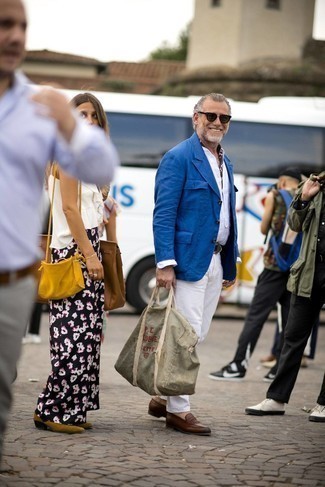 50 Jährige: Braune Slipper kombinieren – 99 Smart-Casual Sommer Herren Outfits: Kombinieren Sie ein blaues Baumwollsakko mit einer weißen Chinohose, um einen modischen Freizeitlook zu kreieren. Fühlen Sie sich ideenreich? Entscheiden Sie sich für braunen Slipper. Schon ergibt sich ein tolles Sommer-Outfit.