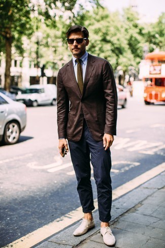 Dunkelbraunes Sakko kombinieren – 500+ Herren Outfits: Die modische Kombination aus einem dunkelbraunen Sakko und einer dunkelblauen Chinohose ist perfekt für einen Tag im Büro. Fühlen Sie sich ideenreich? Entscheiden Sie sich für weißen Segeltuch Brogues.
