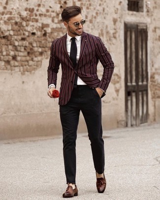 Schwarze Strick Krawatte kombinieren – 145 Herren Outfits: Vereinigen Sie ein schwarzes vertikal gestreiftes Sakko mit einer schwarzen Strick Krawatte für einen stilvollen, eleganten Look. Dunkelbraune Leder Slipper mit Quasten sind eine großartige Wahl, um dieses Outfit zu vervollständigen.