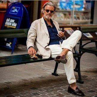 50 Jährige: Beige Sakko kombinieren – 67 Smart-Casual Herren Outfits: Kombinieren Sie ein beige Sakko mit einer weißen Chinohose für einen für die Arbeit geeigneten Look. Dunkelbraune Leder Slipper sind eine einfache Möglichkeit, Ihren Look aufzuwerten.