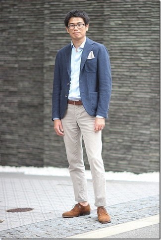 Hellblaues Businesshemd kombinieren – 500+ Smart-Casual Herren Outfits: Kombinieren Sie ein hellblaues Businesshemd mit einer grauen Chinohose, um einen eleganten, aber nicht zu festlichen Look zu kreieren. Fügen Sie braunen Wildleder Derby Schuhe für ein unmittelbares Style-Upgrade zu Ihrem Look hinzu.