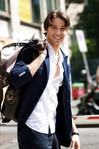 30 Jährige: Reisetasche kombinieren – 465 Herren Outfits: Für ein bequemes Couch-Outfit, tragen Sie ein dunkelblaues Sakko und eine Reisetasche.