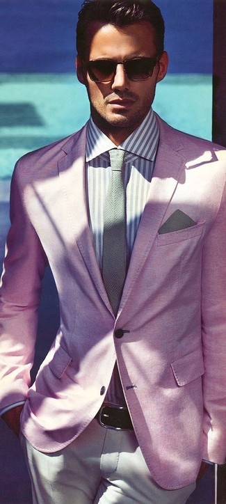 Dunkelgraues Einstecktuch kombinieren – 235 Sommer Herren Outfits: Kombinieren Sie ein rosa Sakko mit einem dunkelgrauen Einstecktuch für einen entspannten Wochenend-Look. Ein super Sommer-Outfit.
