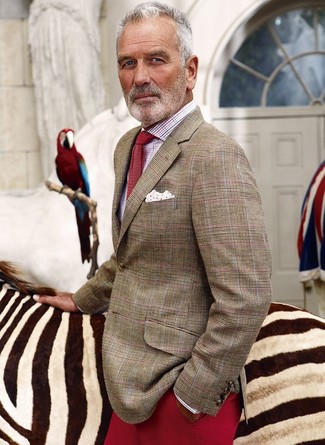 60 Jährige: Einstecktuch kombinieren – 399 Herren Outfits: Für ein bequemes Couch-Outfit, entscheiden Sie sich für ein beige Sakko mit Schottenmuster und ein Einstecktuch.