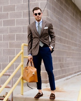Dunkelgrüne Krawatte mit Paisley-Muster kombinieren – 25 Sommer Herren Outfits: Kombinieren Sie ein braunes Sakko mit einer dunkelgrünen Krawatte mit Paisley-Muster für einen stilvollen, eleganten Look. Dunkelbraune Wildleder Slipper sind eine perfekte Wahl, um dieses Outfit zu vervollständigen. Was für eine schöne Sommer-Outfit Idee!