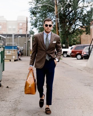 Reisetasche kombinieren – 500+ Herren Outfits: Für ein bequemes Couch-Outfit, kombinieren Sie ein braunes Sakko mit einer Reisetasche. Machen Sie Ihr Outfit mit dunkelbraunen Wildleder Slippern eleganter.