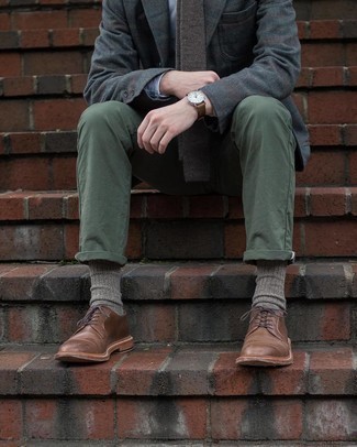 30 Jährige: Braune Leder Derby Schuhe kombinieren – 500+ Herren Outfits: Entscheiden Sie sich für ein dunkelgraues Wollsakko mit Schottenmuster und eine olivgrüne Chinohose, um einen modischen Freizeitlook zu kreieren. Ergänzen Sie Ihr Outfit mit braunen Leder Derby Schuhen, um Ihr Modebewusstsein zu zeigen.
