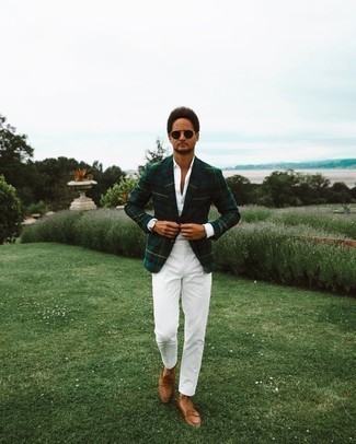 Weiße und blaue Hose kombinieren – 1200+ Sommer Herren Outfits: Kombinieren Sie ein dunkelgrünes Sakko mit Schottenmuster mit einer weißen und blauen Hose, wenn Sie einen gepflegten und stylischen Look wollen. Fühlen Sie sich mutig? Ergänzen Sie Ihr Outfit mit braunen Leder Slippern. Dieses Outfit ist ideal für den Sommer geeignet.