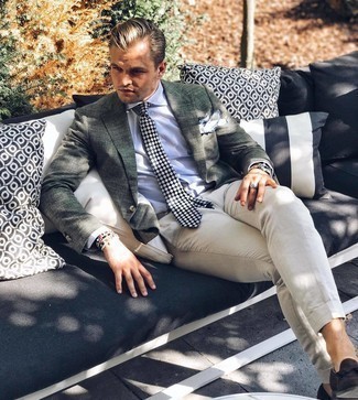 Einstecktuch kombinieren – 500+ Smart-Casual Herren Outfits: Ein dunkelgrünes Sakko und ein Einstecktuch sind eine gute Outfit-Formel für Ihre Sammlung. Komplettieren Sie Ihr Outfit mit dunkelbraunen Wildleder Slippern mit Quasten, um Ihr Modebewusstsein zu zeigen.