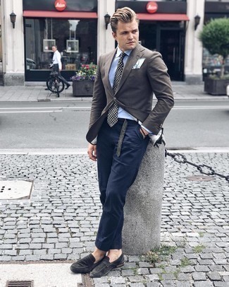 Weißes Einstecktuch kombinieren – 500+ Sommer Herren Outfits: Entscheiden Sie sich für Komfort in einem dunkelbraunen Sakko und einem weißen Einstecktuch. Fühlen Sie sich mutig? Ergänzen Sie Ihr Outfit mit dunkelgrauen Wildleder Slippern. Schon ergibt sich ein toller Sommer-Look.