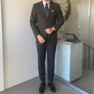 Dunkelgrüne bedruckte Krawatte kombinieren – 199 Herren Outfits: Tragen Sie ein dunkelbraunes Wollsakko und eine dunkelgrüne bedruckte Krawatte, um vor Klasse und Perfektion zu strotzen. Schwarze Leder Oxford Schuhe sind eine ideale Wahl, um dieses Outfit zu vervollständigen.